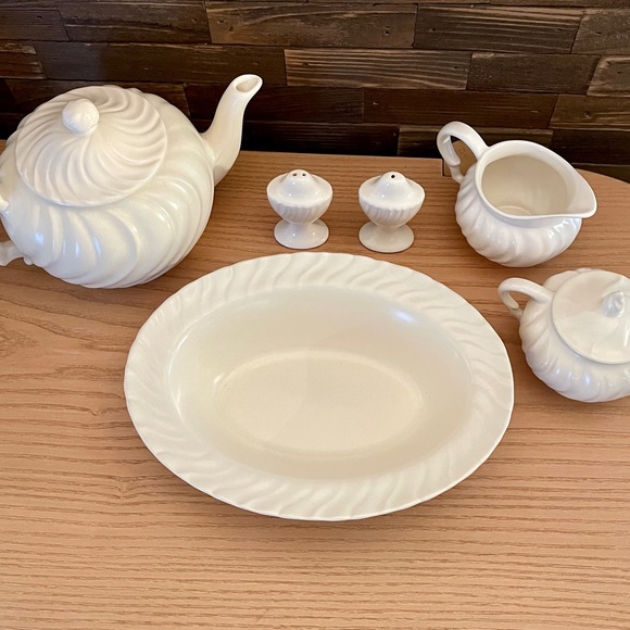 Vintage Franciscan Ware Salt and Pepper Shaker Set - Picture 6 of 6